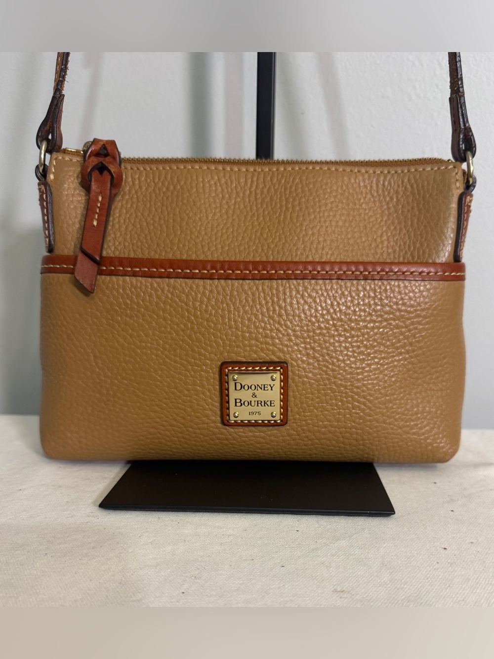 Dooney & Bourke Ginger Pouchette Crossbody Bag Caramel Pebble Leather Brown Trim - Picture 3 of 16